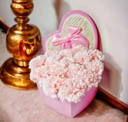 Букет з рожевих мильних гвоздик, розмір 19*19см.