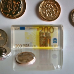 Магніт 200 євро, розмір 5.8 * 2.8 см.