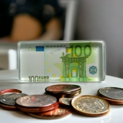 Магніт 100 євро, розмір 5.8 * 2.8 см.