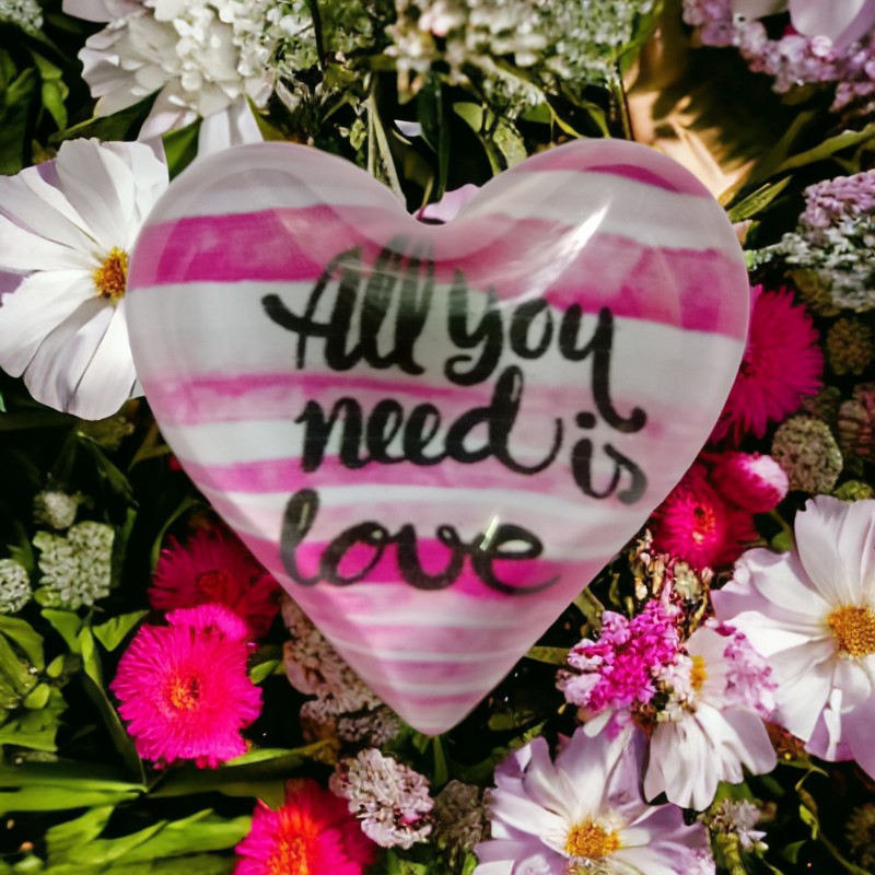 Магніт " All you need is love" розмыр 4*4см.